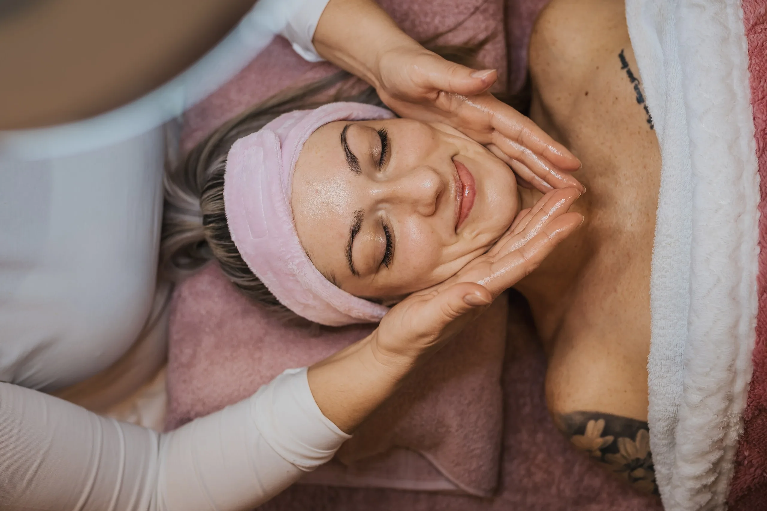 Masáž obličeje — relaxace při kosmetickém ošetření