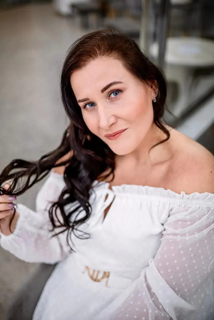 Elegantní líčení — klientka v bílých šatech