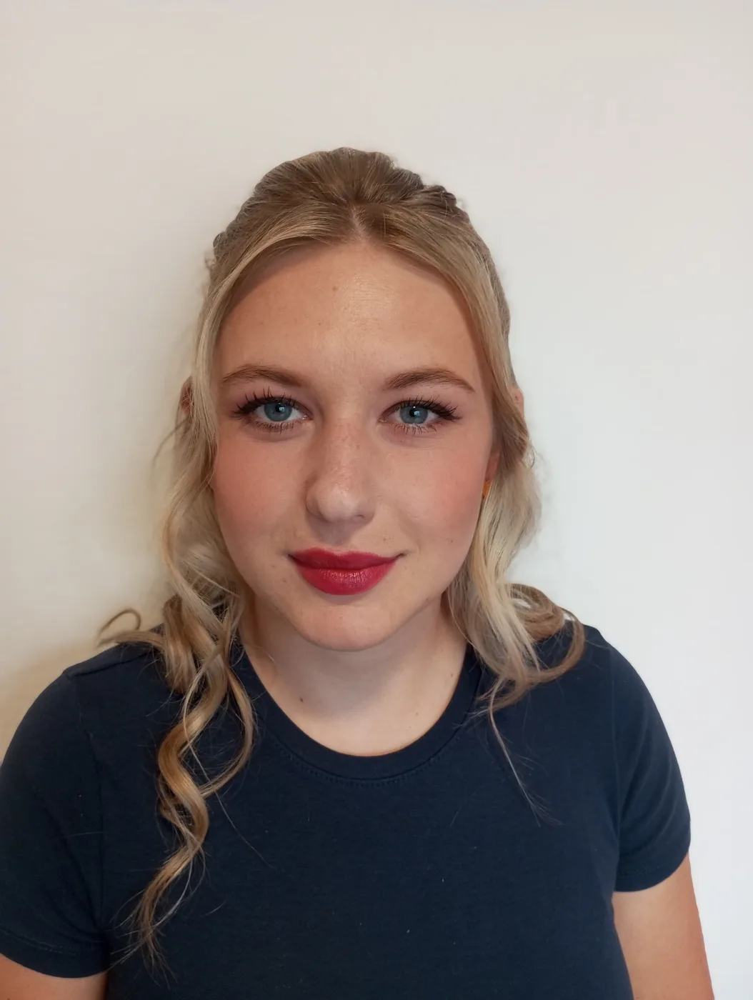 Dramatický večerní makeup — červená rtěnka