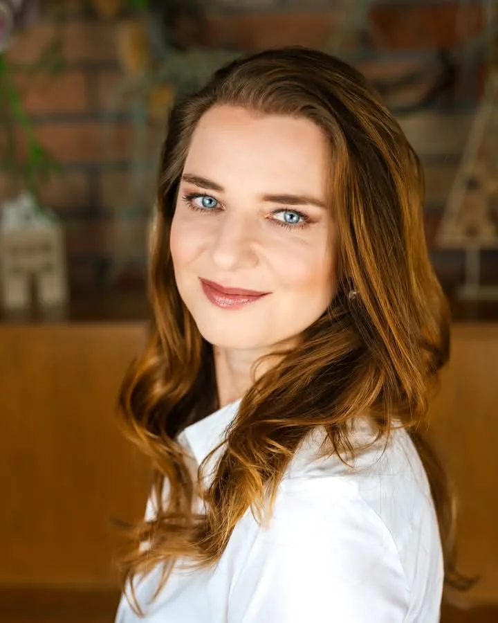 Přirozený makeup — tmavé vlasy