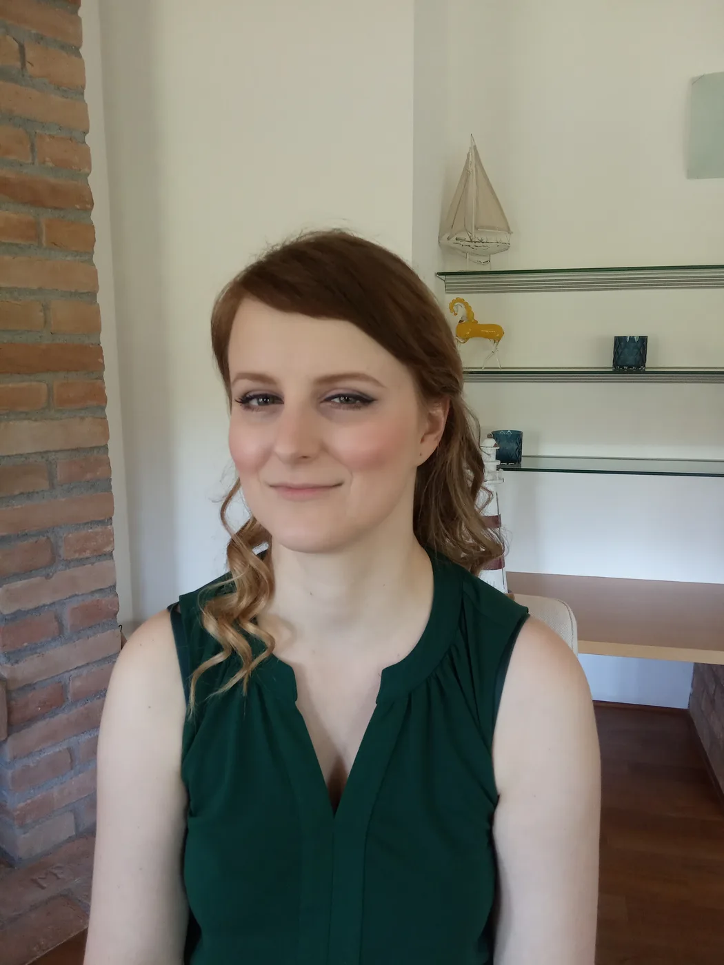 Slavnostní makeup — klientka v zeleném