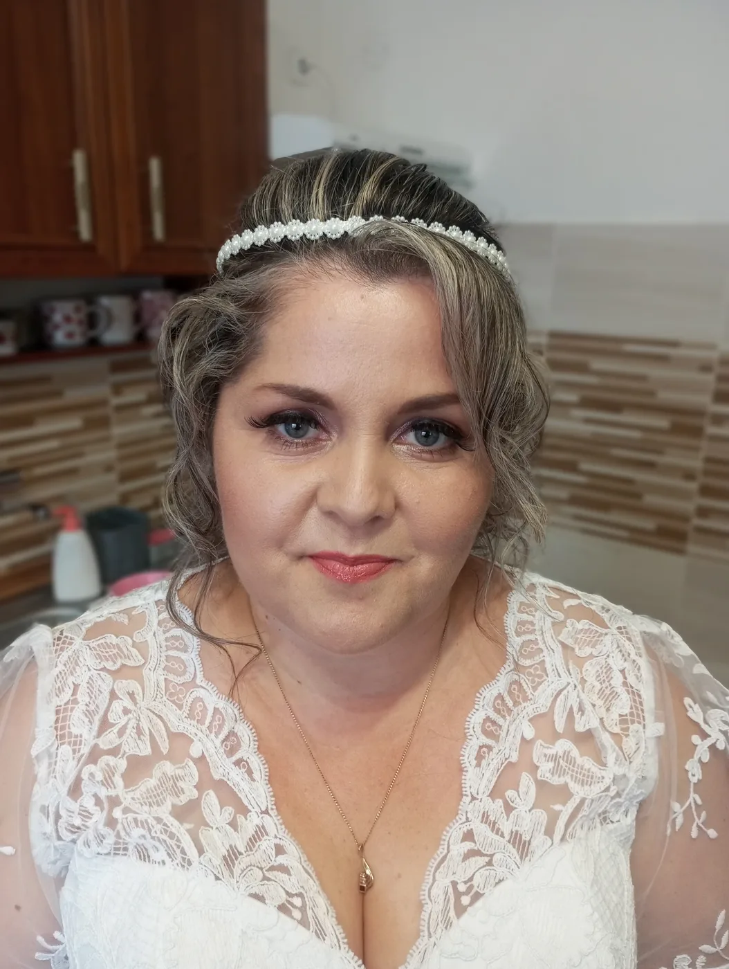 Svatební makeup a účes — čelenka z perel
