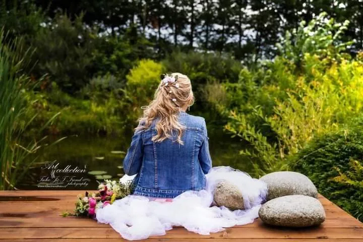 Nevěsta — boho účes s kvítky a závojem
