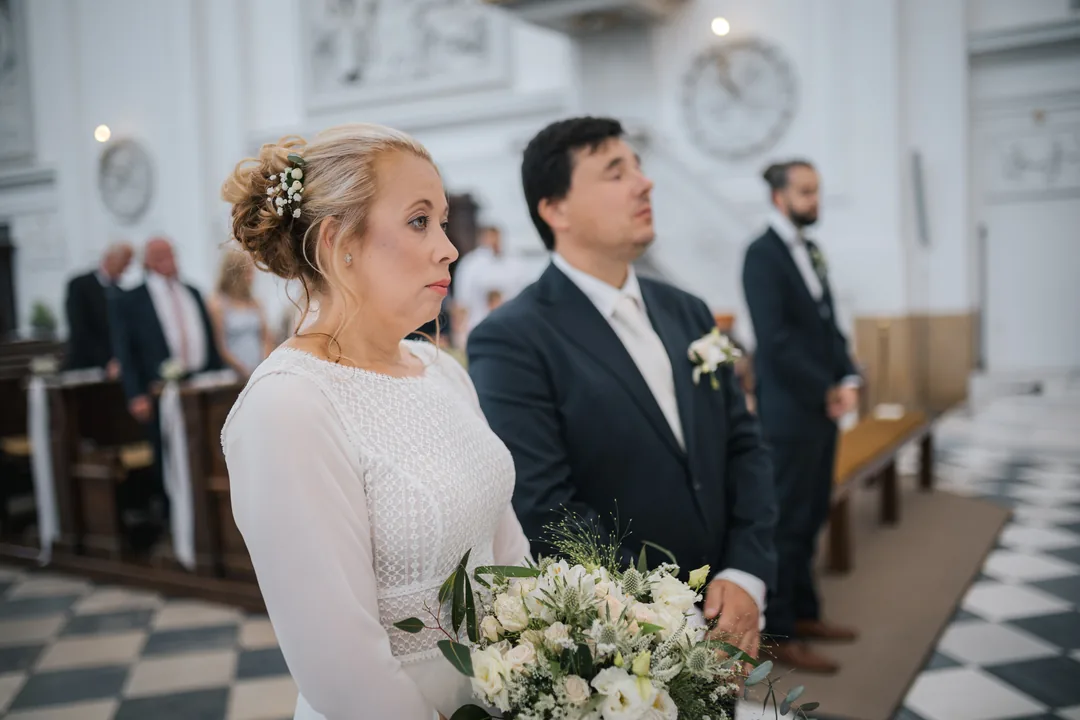 Svatební drdol s gypsophilou — nevěsta při obřadu
